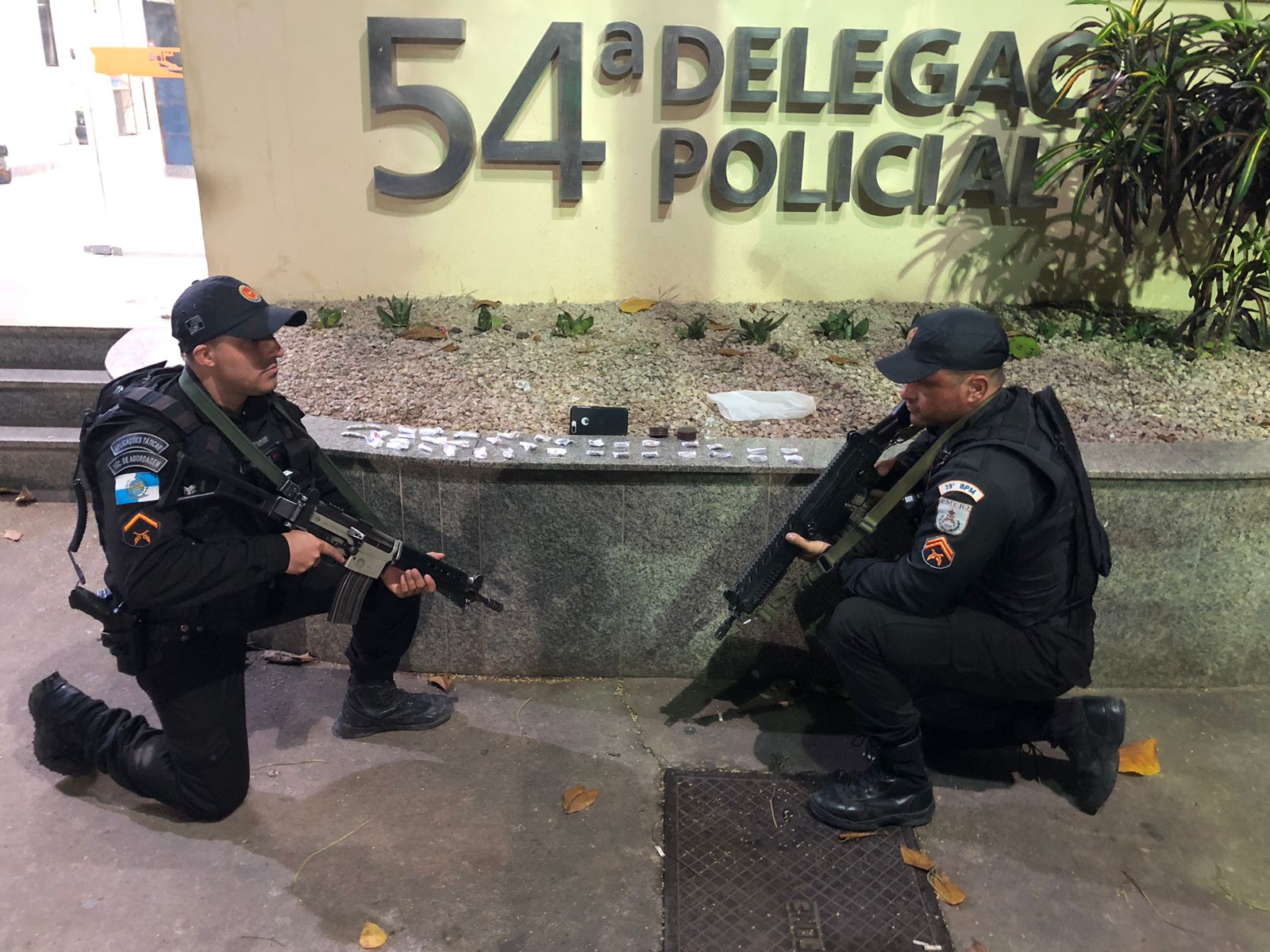 Policiais do 39º BPM prendem em flagrante um traficante com sacola de drogas